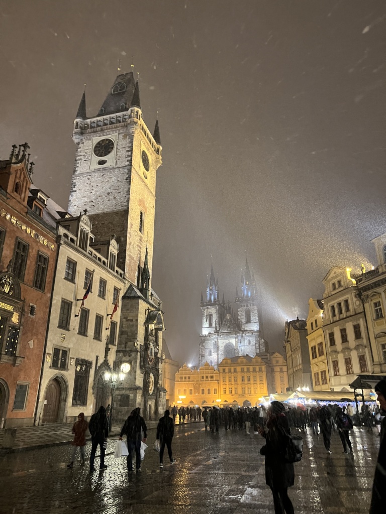 19.11.2022 - Byli jsme s Ilčou cvičit Jogu a začalo sněžit