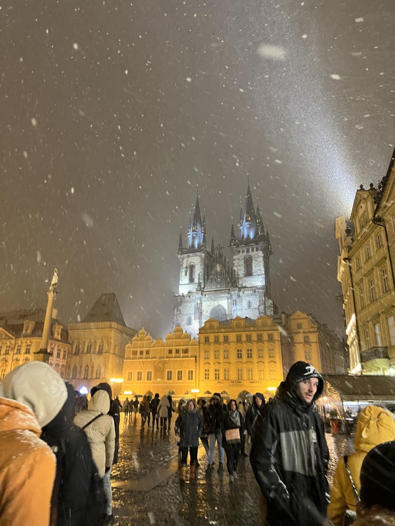 19.11.2022 - Byli jsme s Ilčou cvičit Jogu a začalo sněžit