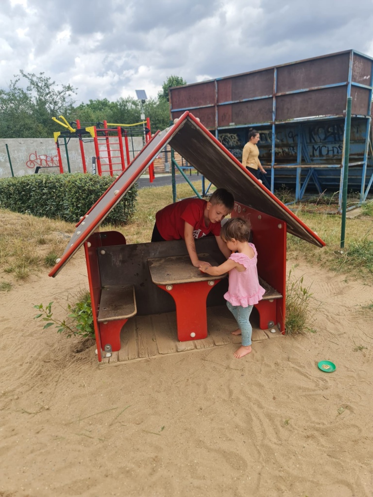 25.7.2023 - Babička s dětmi na hřišti