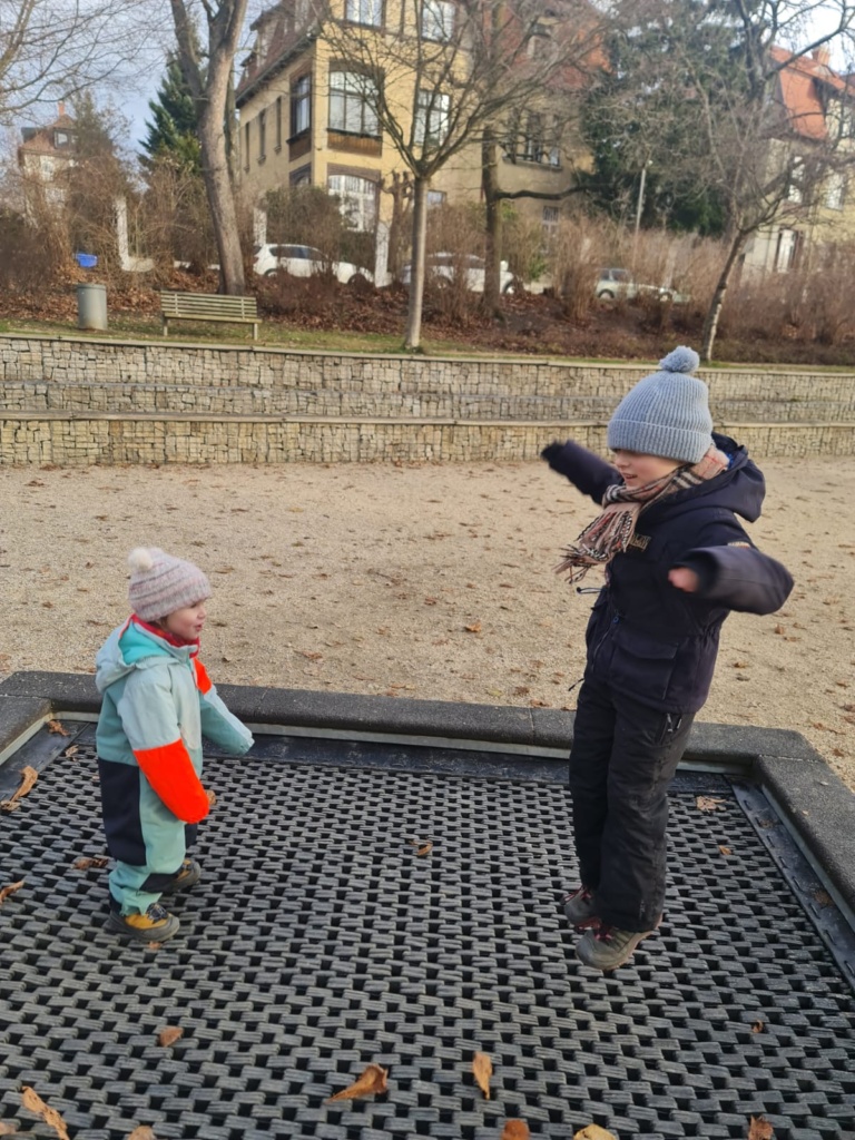 20.12.2023 - babička helenka má narozeníny, slavíme na obědě. Petr opravuje hadici v Bezděkově