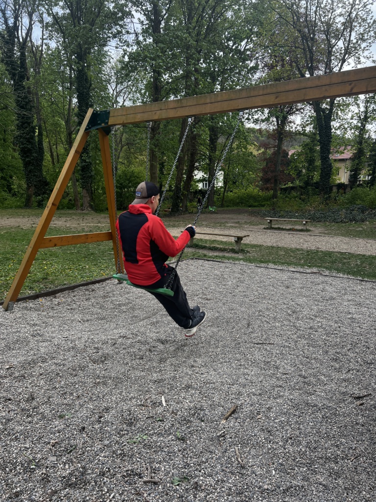 23.4.2024 - Stavíme bunkr a táta se šel pohoupat