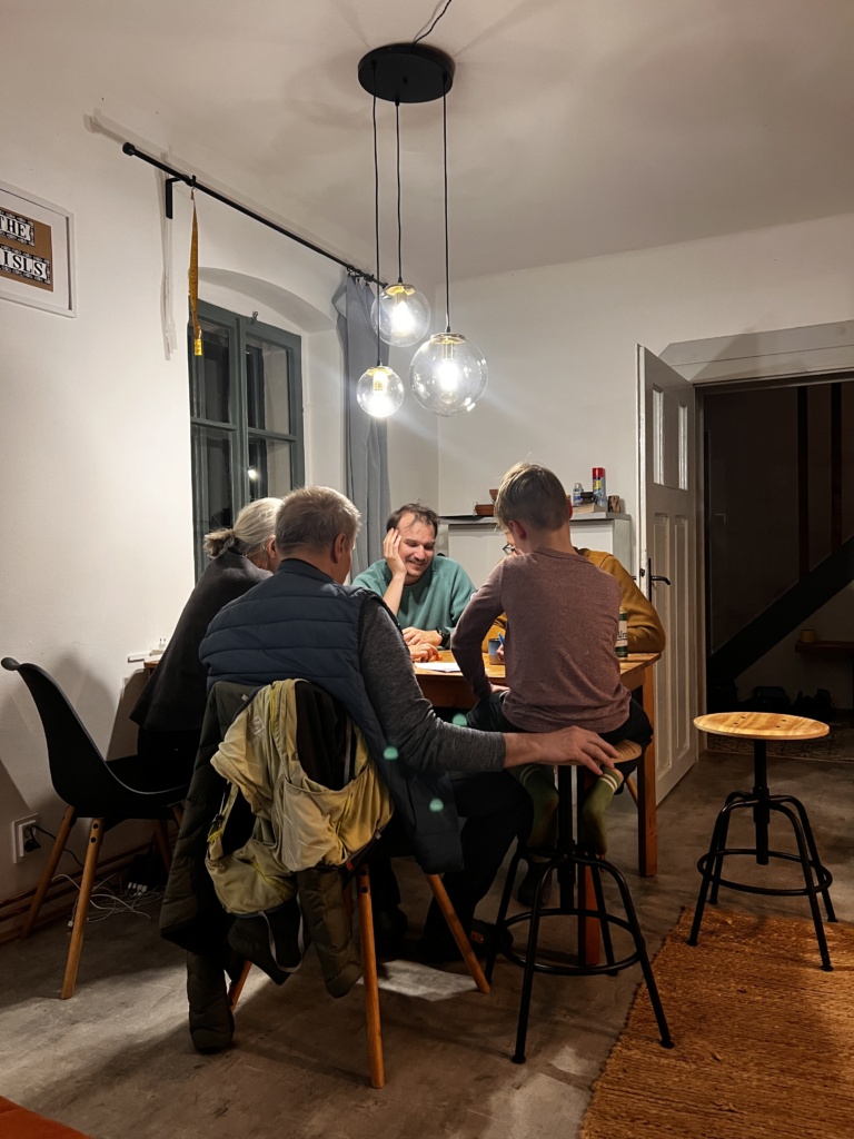 3.4.2026 - Přijeli babi s dědou a Kubou